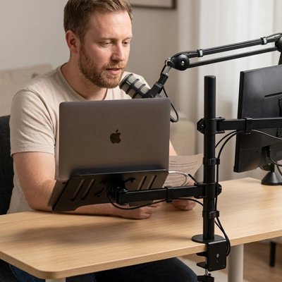 Bras d'écran Homme utilisant un ordinateur portable et un microphone, avec écran et laptop installés sur un support double réglable