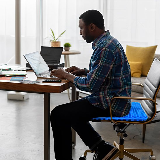 Coussin ergonomique homme assis maison télétravail