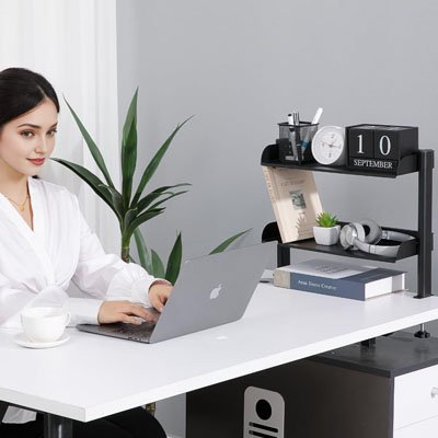 Etagere sur bureau travail femme plante