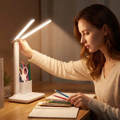 Lampe de bureau femme étude travail soirée