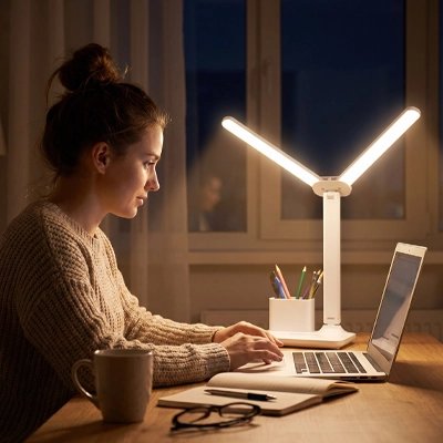 Lampe de bureau travail femme freelance télétravail