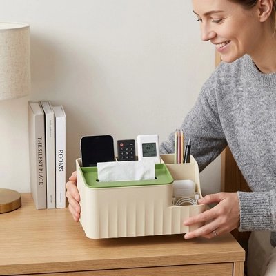 Organisateur de bureau femme range propre pour télétravail