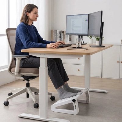 Repose pieds bureau double écran freelance télétravail femme