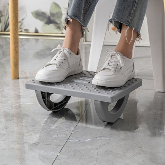 Repose pieds bureau gris chaussure blanche bureau