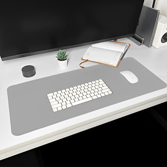 Sous main bureau télétravail organisé moderne professionnel minimaliste gris