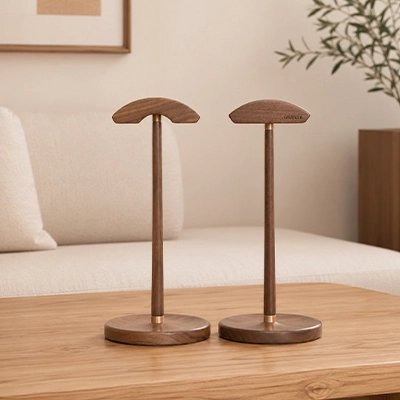 Support casque​ Deux supports de bureau en bois pour casque audio, avec base ronde et tige verticale, présentés sur une table en bois
