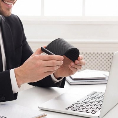 Support telephone homme plaint support bureau traval en caustume
