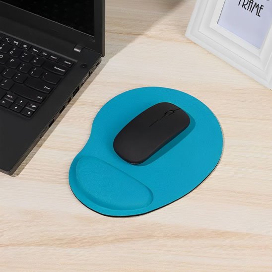 Tapis de souris repose poignée Souris noire posée sur un tapis de souris ergonomique bleu avec repose-poignet, à côté d’un ordinateur portable